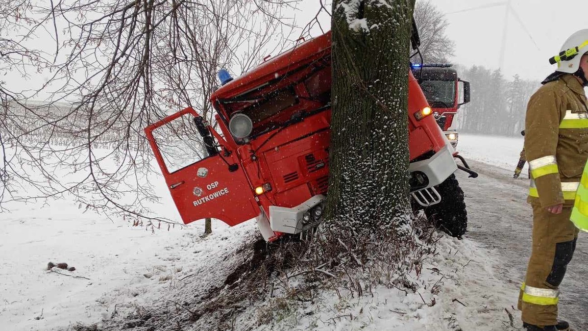 Wóz strażacki OSP uderzył w drzewo. Strażacy w szpitalu