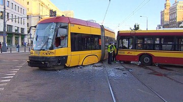 Zderzenie autobusu z tramwajem w centrum Warszawy. Trzy osoby ranne