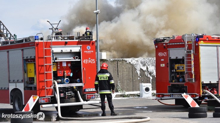 Pożar składowiska w Krotoszynie. Płonie 45 ton odpadów budowlanych i starych mebli
