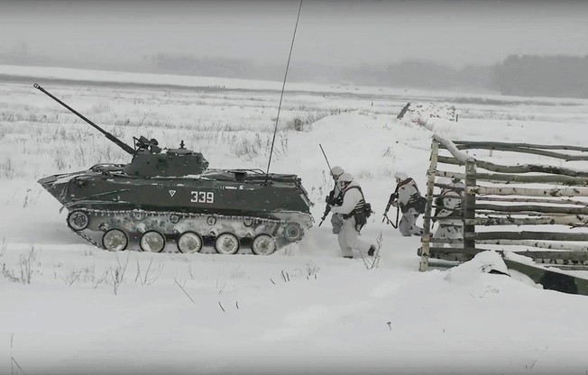 W pobliżu granic z Ukrainą, rosyjskie wojsko gromadzi sprzęt i militaria