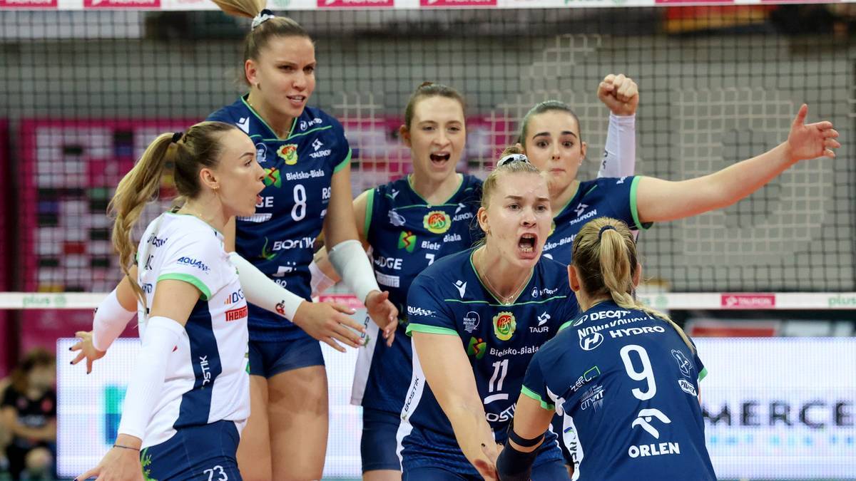 Siatkarki BKS Bostik ZGO Bielsko-Biała w akcji podczas meczu, celebrujące zdobyty punkt.