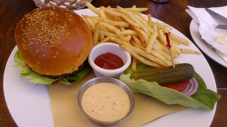 Droższe burgery i kebaby? Minister finansów chce naliczać wyższy podatek