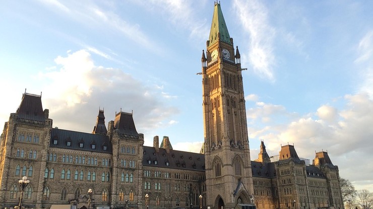 Manifestacja przeciwników paktu migracyjnego przed parlamentem Kanady