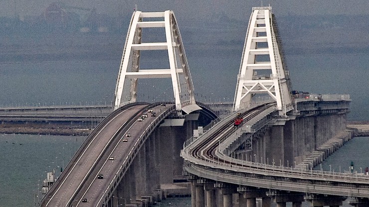 Most Krymski. Na przeprawę promem czeka ponad 1300 ciężarówek