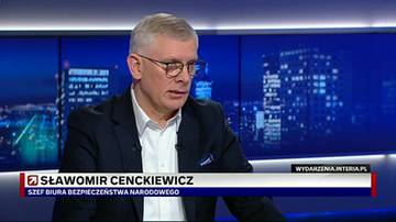Sławomir Cenczkiewicz, szef Biura Bezpieczeństwa Narodowego, w garniturze i okularach, wypowiada się w studiu telewizyjnym.