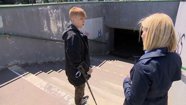 Zaniedbane schody w Łodzi zrujnowały jej życie. Odszkodowania brak