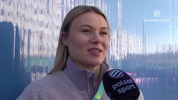Portret Natalii Maliszewskiej, młodej kobiety z blond włosami, kt&oacute;ra udziela wywiadu do mikrofonu Polsat Sport.