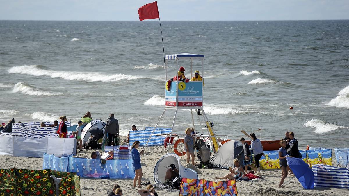 Bałtyckie plaże w czerwonych flagach. Zamknięto 130 kąpielisk