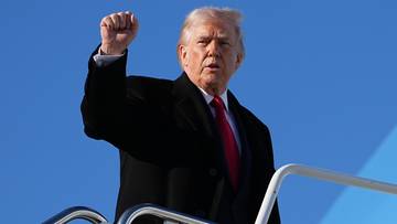 Donald Trump z zaciśniętą pięścią w geście wyrażającym stanowczość.