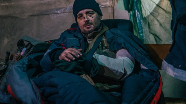 Ukraina. Pułk Azow opublikował zdjęcia rannych żołnierzy z zablokowanego Azowstalu w Mariupolu