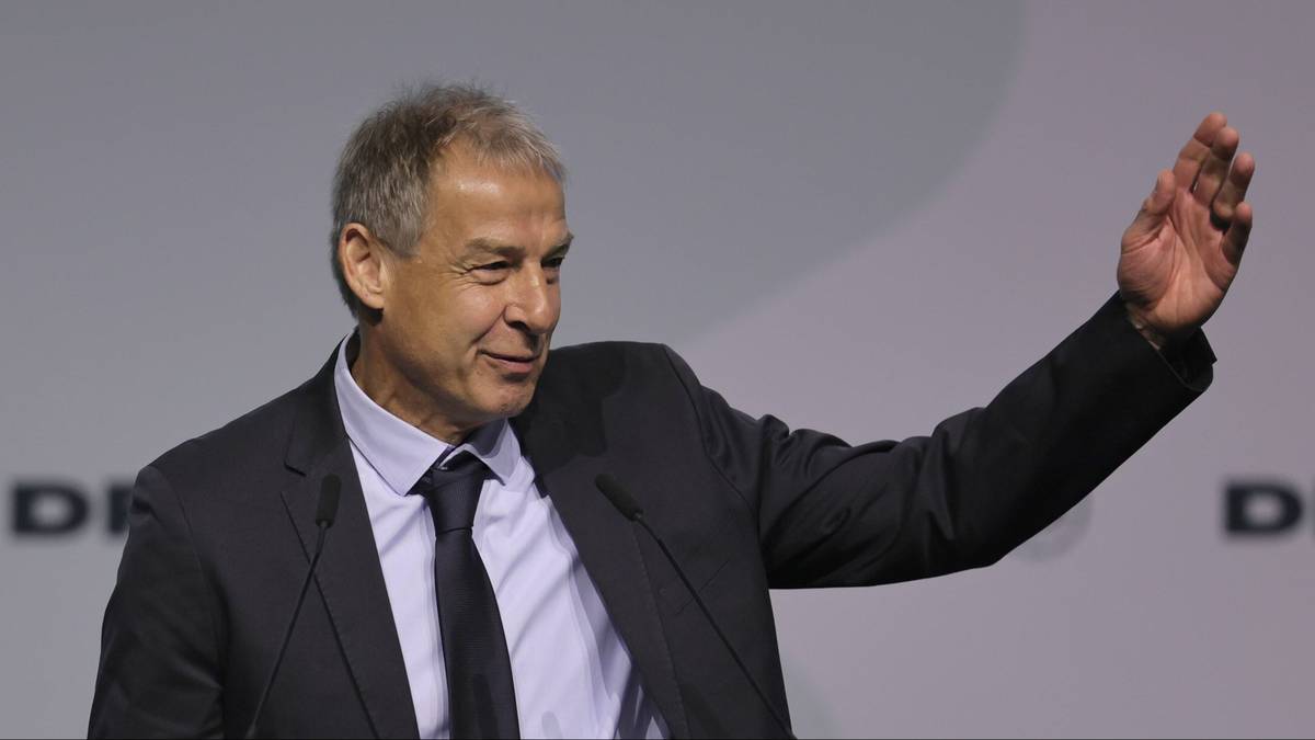 J&uuml;rgen Klinsmann w garniturze pozdrawia publiczność.