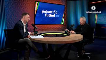 Dw&oacute;ch mężczyzn siedzi przy okrągłym stole w studiu telewizyjnym, dyskutując na temat piłki nożnej. Na ekranie za nimi widnieje logo Polsat Futbol.