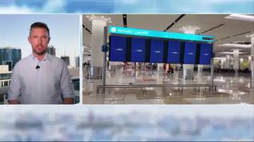 Fragment ekranu telewizyjnego z lewej strony przedstawiający mężczyznę w jasnej koszuli, a z prawej strony widok na nowoczesne lotnisko z tablicami informacyjnymi.