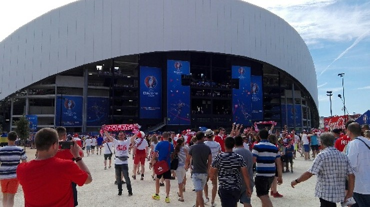 Polacy wchodzą na stadion w Marsylii. Będą trzymać kciuki za awans naszej reprezentacji w Euro 2016!