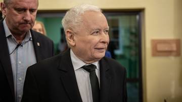Jarosław Kaczyński w garniturze i krawacie, patrzy w bok.