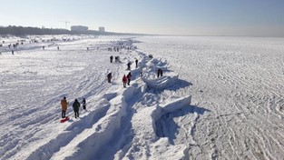 15.02.2023 05:58 Bałtyk skuty lodem aż po horyzont. To niesamowite zjawisko zdarzać się będzie coraz rzadziej [WIDEO]