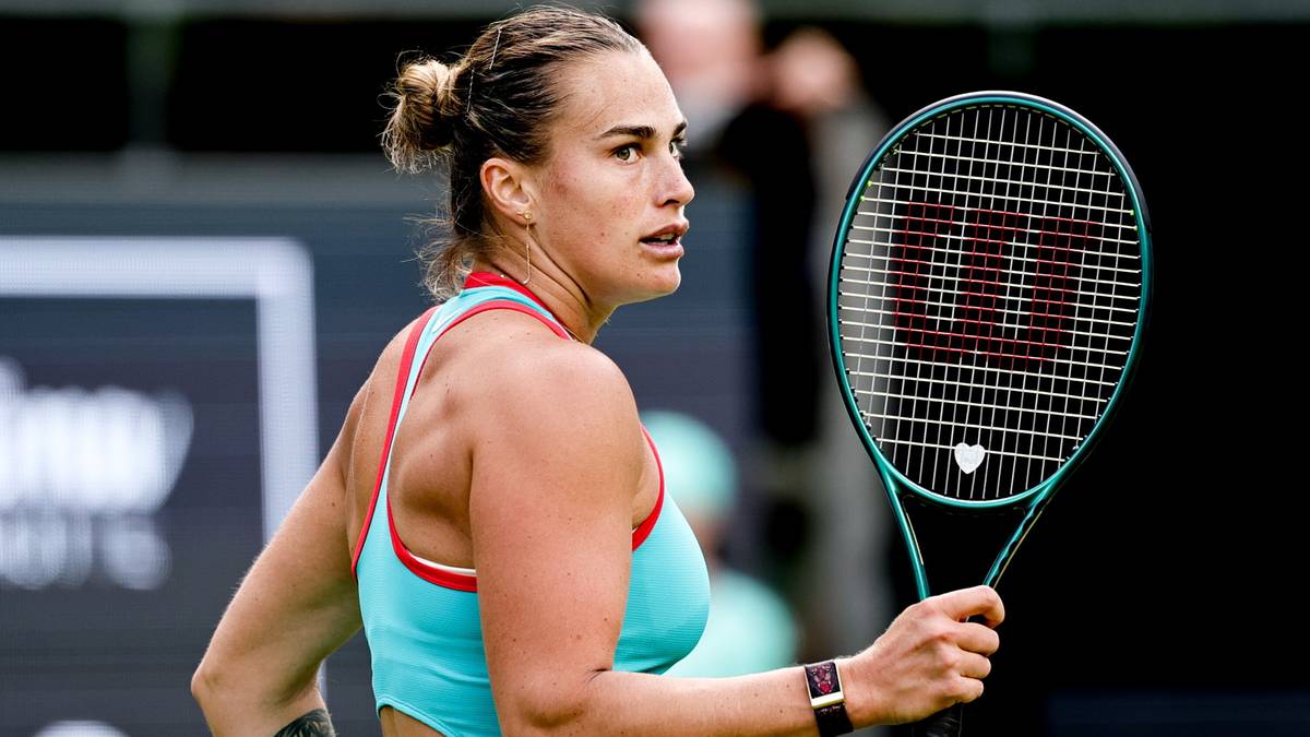 Aryna Sabalenka, tenisistka, w trakcie meczu, trzymająca rakietę, przygotowująca się do uderzenia.