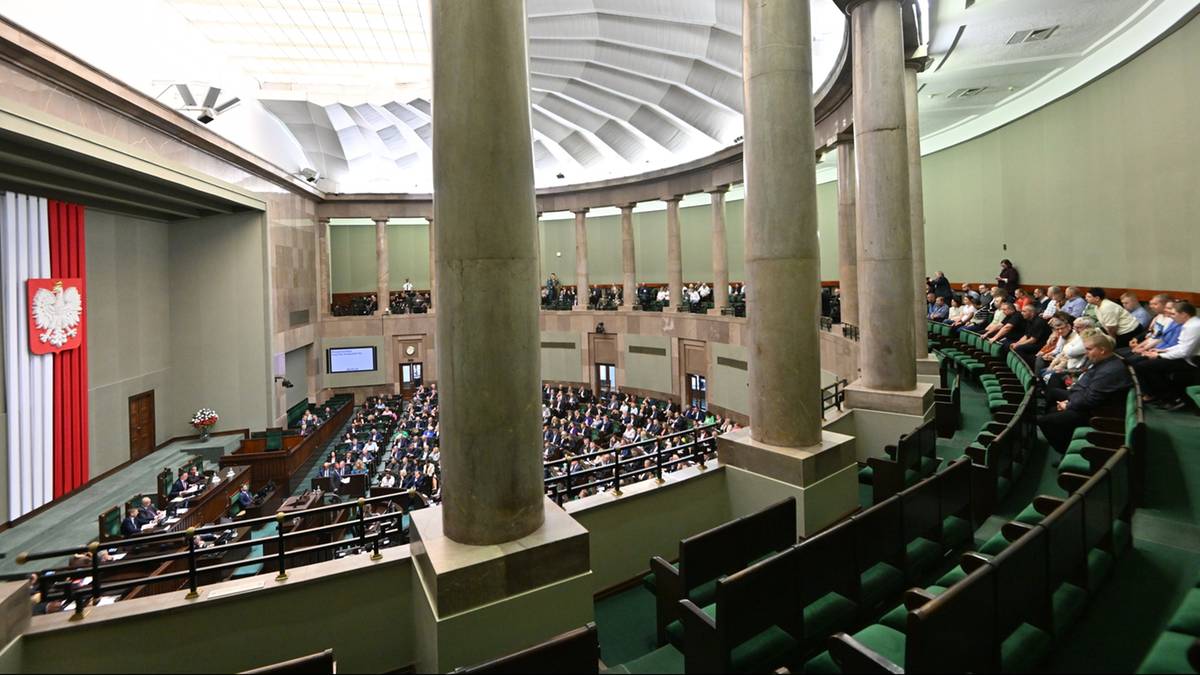 Pięć partii w Sejmie, zyskuje KO. Nowy sondaż parlamentarny