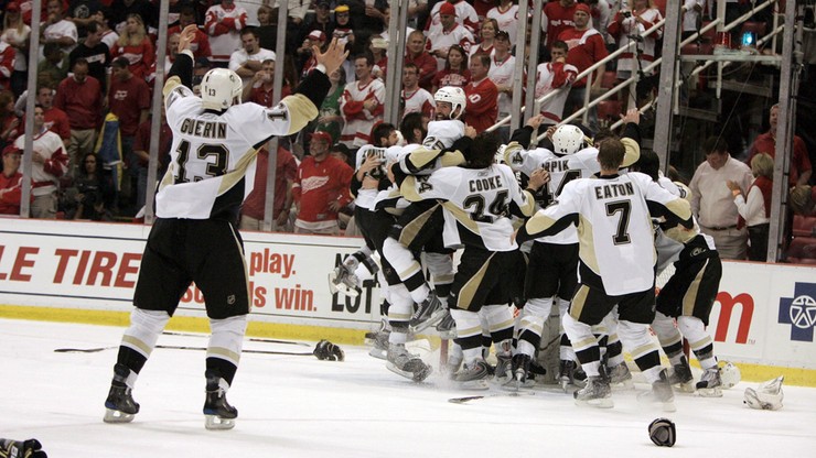 NHL: Broniące tytułu "Pingwiny" o krok od awansu do drugiej rundy