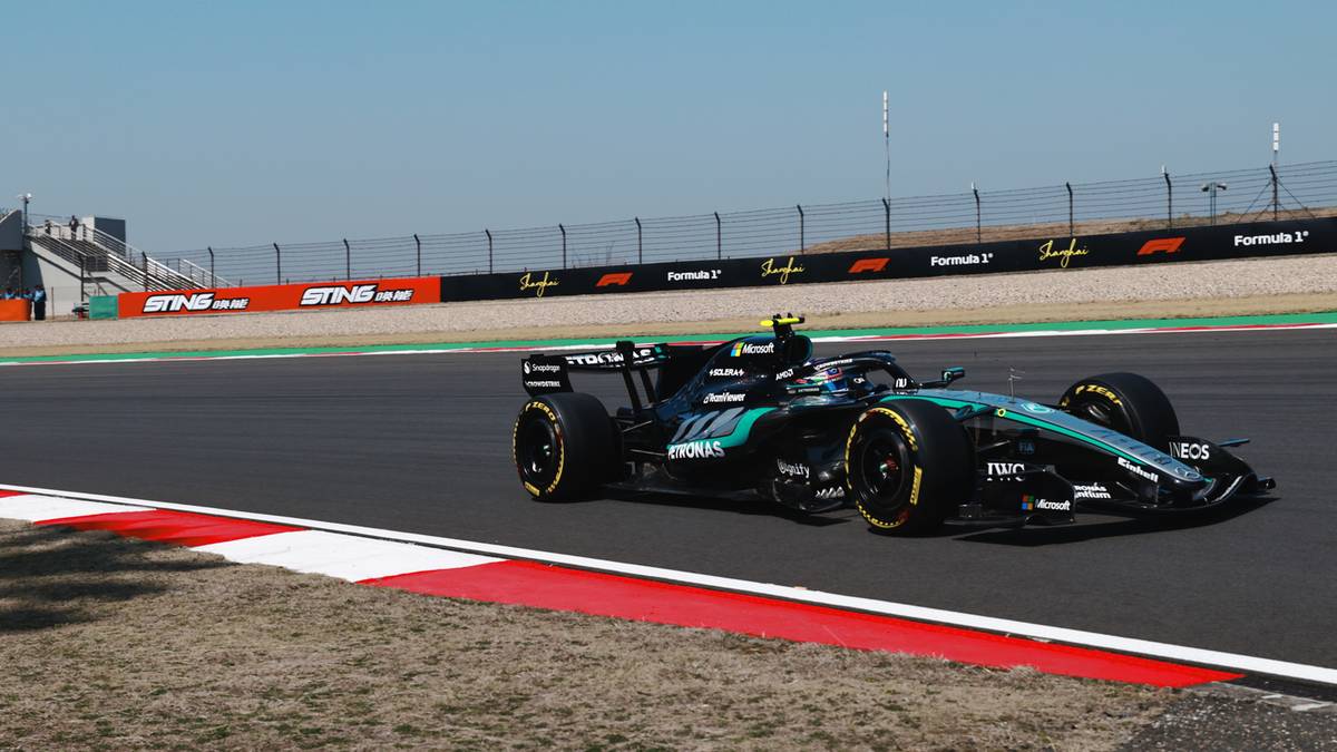 Samoch&oacute;d Formuły 1 na torze podczas słonecznego dnia.