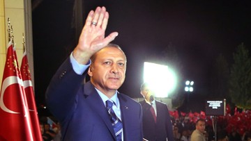 Spektakularny wzrost popularności Erdogana po próbie puczu