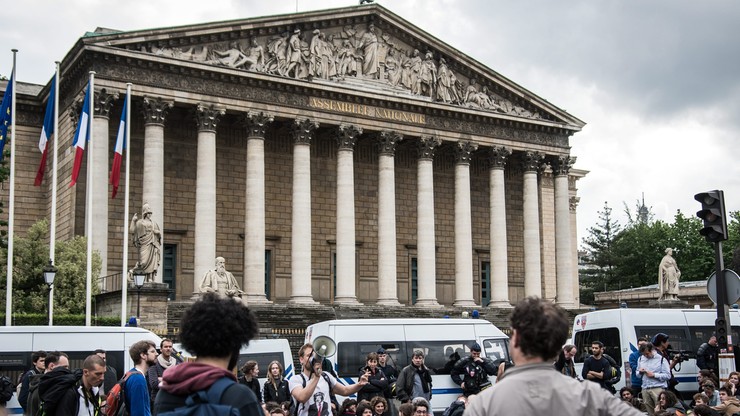 Francuski rząd przetrwał głosowanie nad wotum nieufności
