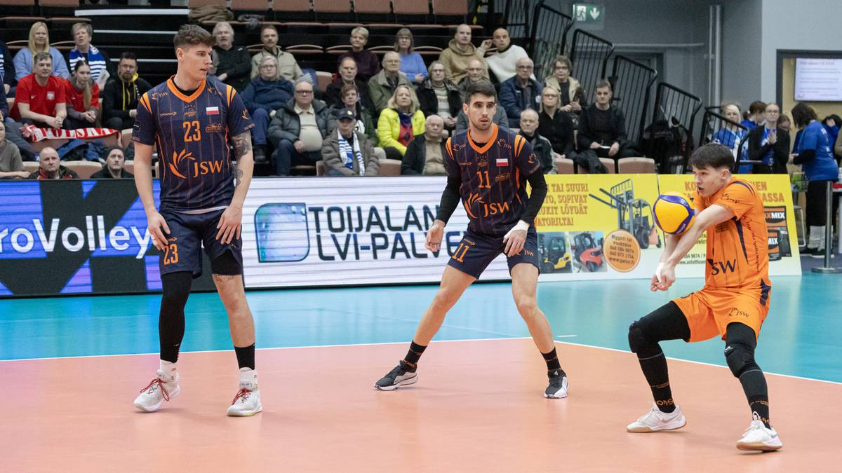 Siatkarze drużyny JSW Jastrzębski Węgiel w akcji podczas meczu.