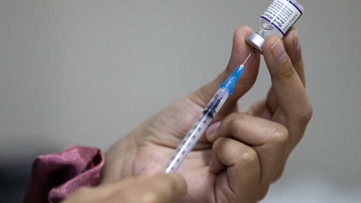 Koronawirus. EMA: wstępne badania potwierdzają skuteczność szczepionek przeciwko wariantowi Omikron