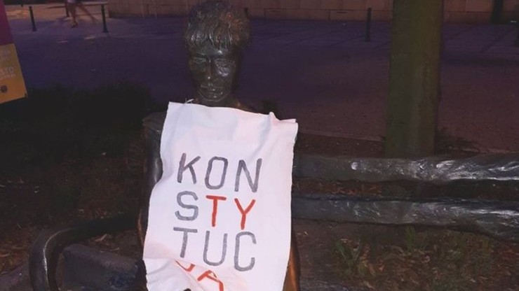 Prokuratura w Częstochowie: koszulki z napisem "Konstytucja" nie znieważyły pomników