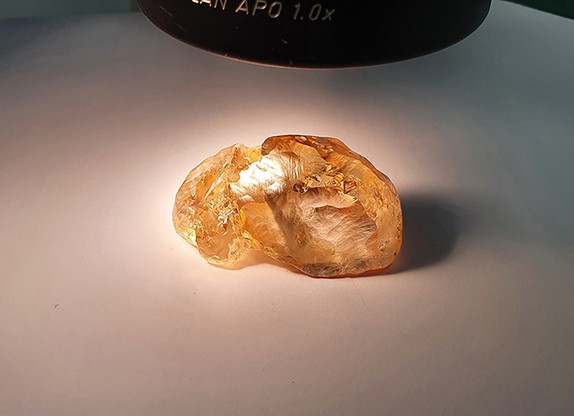 Diament w kolorze głębokiego bursztynu waży 236 karatów (47,2 gramów)