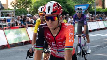 Kolarz w kasku i okularach przeciwsłonecznych na rowerze