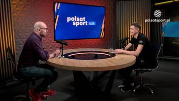 Dw&oacute;ch mężczyzn rozmawia przy okrągłym stole w studiu telewizyjnym, na ekranie widnieje logo Polsat Sport Talk.