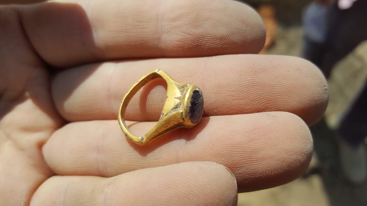 Izrael. Archeolog znalazł złoty sygnet w fabryce wina. Miał chronić przed skutkami picia alkoholu
