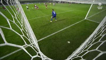 Piłkarz Legii Warszawa w niebieskim stroju z numerem 11 strzela gola w meczu przeciwko Lincoln Red Imps.