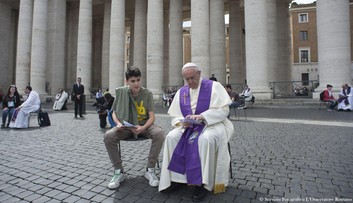 Papież znów zaskakuje: spowiadał młodzież na placu Świętego Piotra