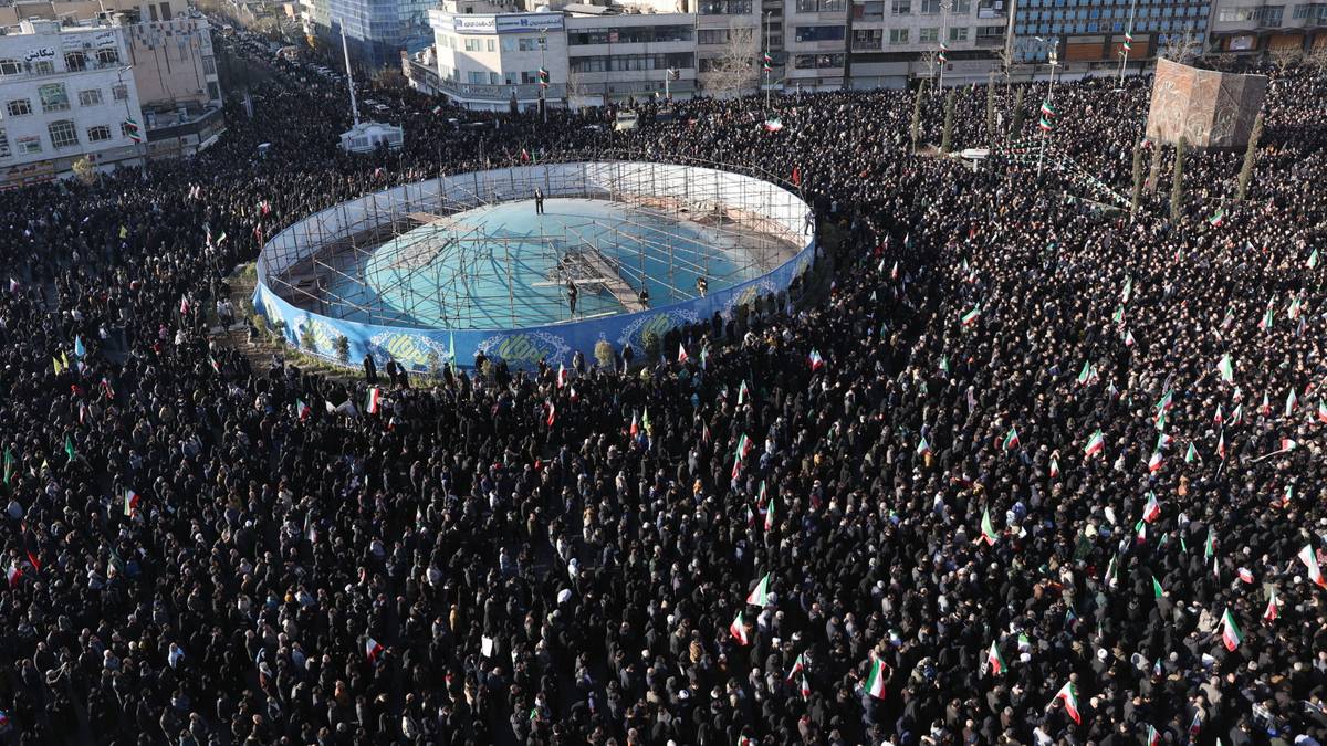 "Śmierć Ameryce" i tańce na ulicach. Reakcje Irańczyków na zabicie ajatollaha