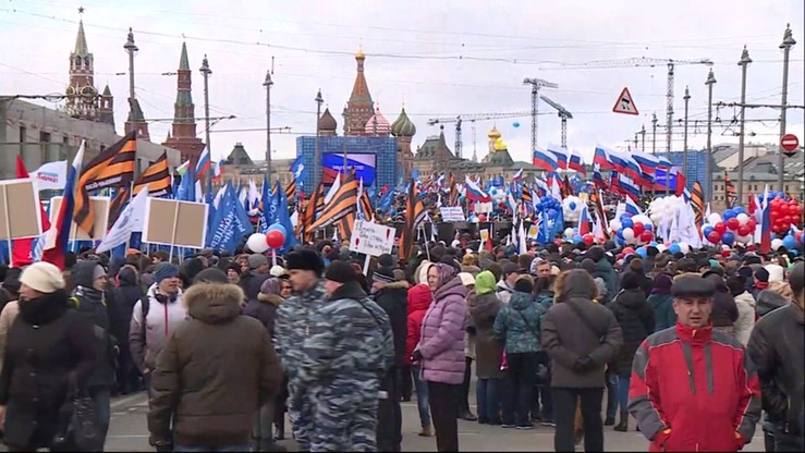 Demonstracja proputinowska w Moskwie w 2. rocznicę aneksji Krymu. Prezydent odwiedził Półwysep