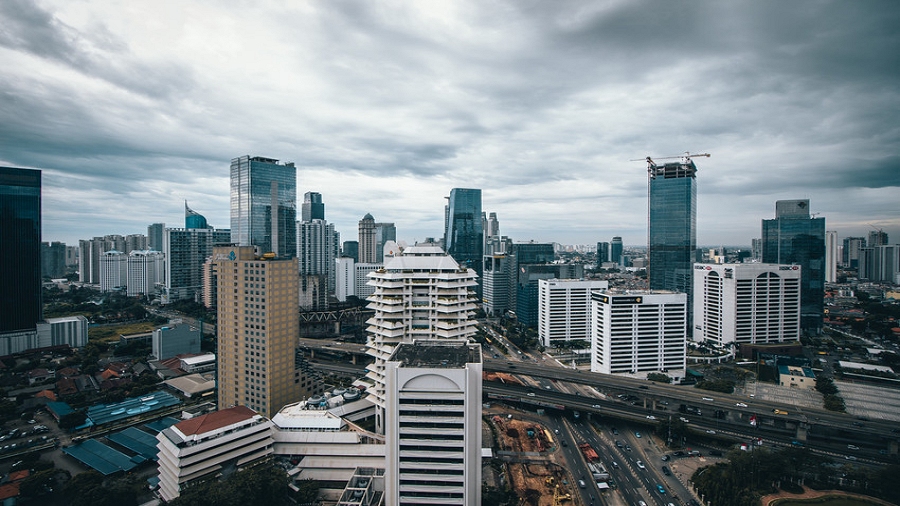 Panorama Dżakarty, stolicy Indonezji. Fot. Max Pixel.