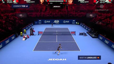 Gracz Martin Landaluce serwuje piłkę na korcie tenisowym podczas meczu z Learnerem Tienem w Jeddah.