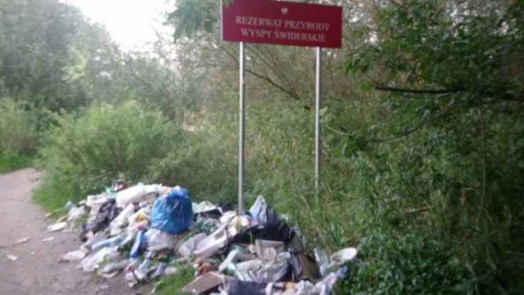 Sterta śmieci na terenie rezerwatu przyrody Wyspy Świderskie