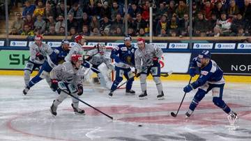 Gracze drużyn HC Davos i IFK Helsinki rywalizują o krążek podczas meczu hokeja na lodzie.