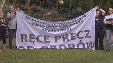Demonstracje przeciw ekshumacji Arkadiusza Rybickiego. Borusewicz niewpuszczony na gdański cmentarz