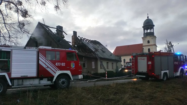 Pożar domu w Opolskiem. Ranny strażak