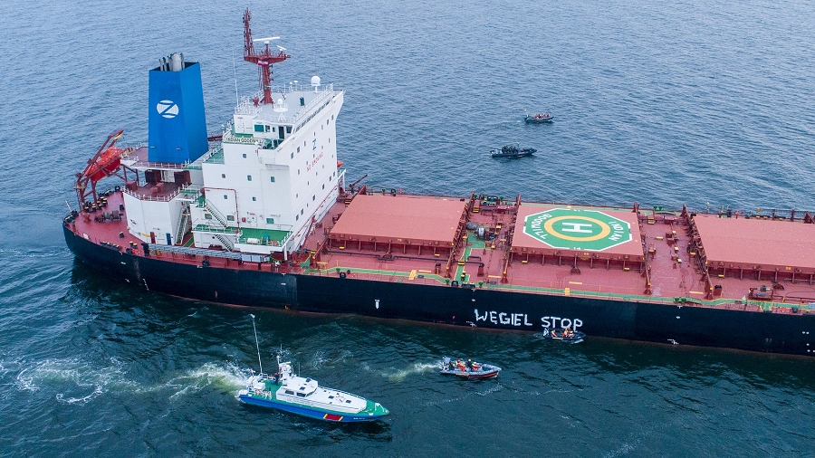 Aktywiści Greenpeace umieścili na burcie statku napis "Węgiel Stop". Fot. Facebook / Greenpeace.