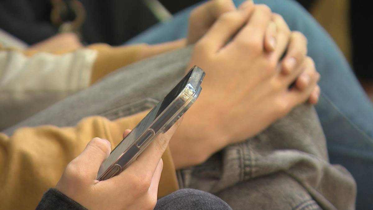 Poland bans phones in schools all day from 1 September
