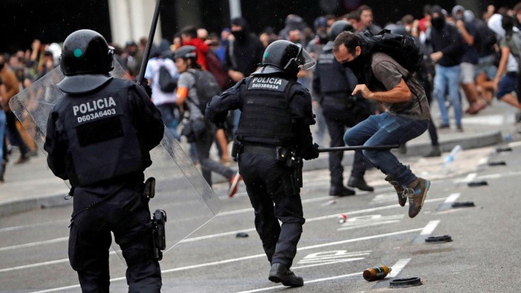 Policja rozpędziła demonstrację w obronie katalońskich liderów