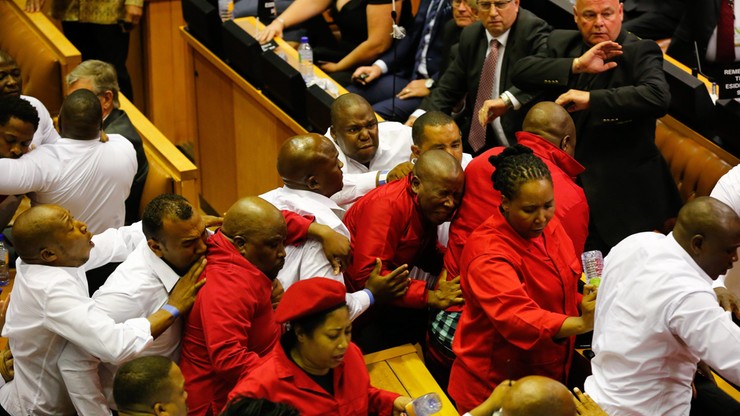Bijatyka w parlamencie RPA. Lewicowi deputowani przerywali orędzie prezydenta