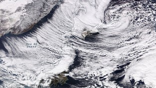 15.01.2022 05:58 Satelita uwiecznił źródło potwornej zimy w Japonii, która przyniosła 3 metry śniegu i 6 ofiar śmiertelnych