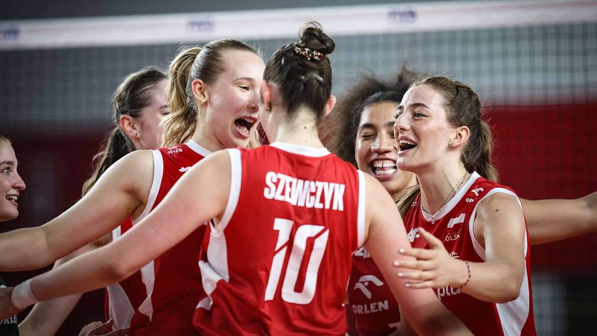 Grupa młodych kobiet w czerwonych strojach siatkarskich, cieszących się ze zwycięstwa. Jedna z zawodniczek ma na plecach numer 10 i nazwisko "Szczęszyk".