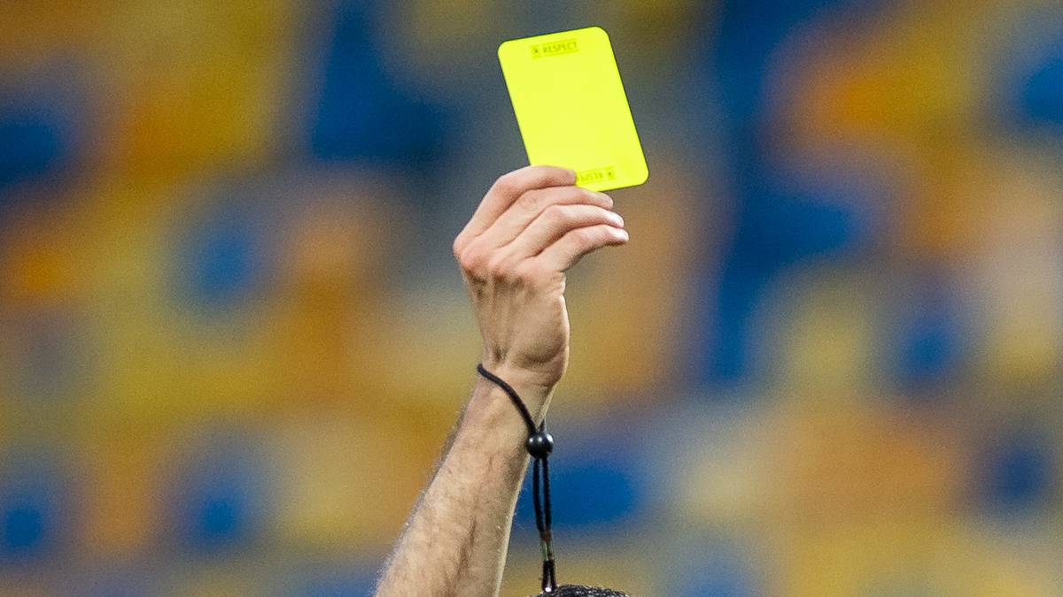 Piłkarski rekord świata? Sędzia pokazał jednocześnie... 16 żółtych kartek